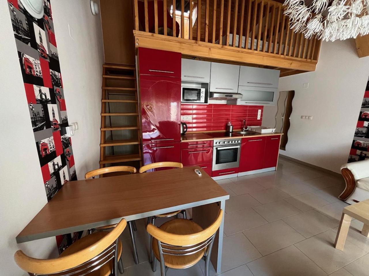 City Apartman Haz 巴拉通雷勒 外观 照片