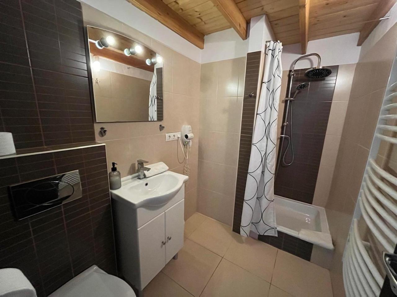 City Apartman Haz 巴拉通雷勒 外观 照片